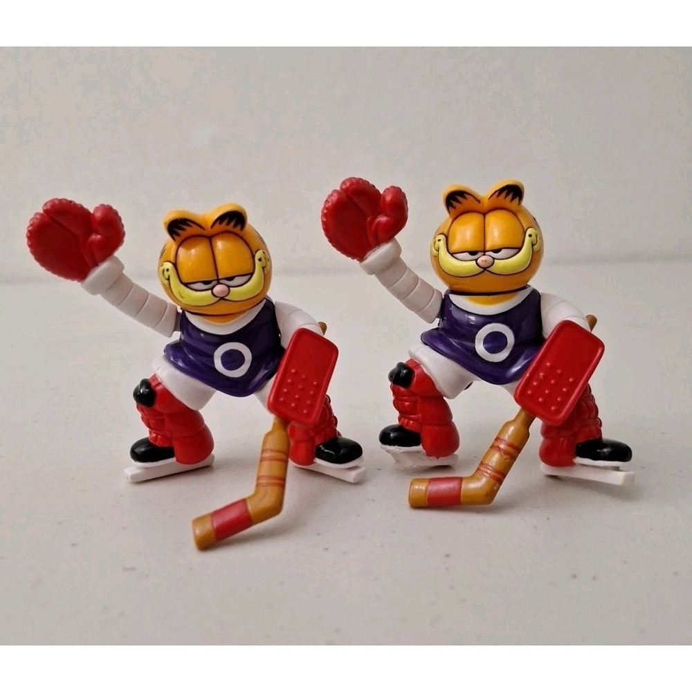 Vtg 1999 Paws GARFIELD Ice Hockey 3 1/4" Figurine Dairy Queen Kids Meal Toy (2)